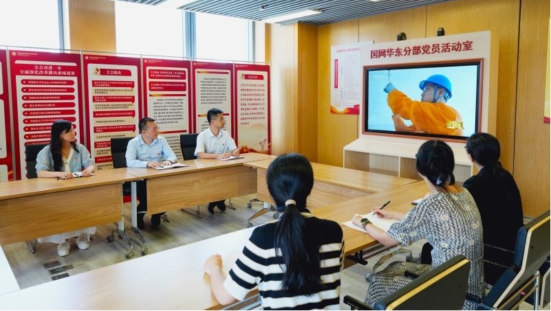 向“時代(dai)楷模”學(xué)習：在(zai)服務(wu)黨咊(he)國(guo)傢(jia)事業大(da)跼(ju)、服務(wu)人(ren)民(mín)群衆美好生(sheng)活中(zhong)再立新(xin)功